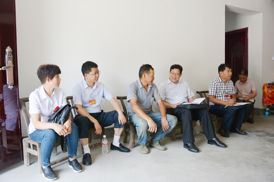 省人大代表索明全指导文峰乡“聚力脱贫攻坚·五级代表在行动”活动2.jpg